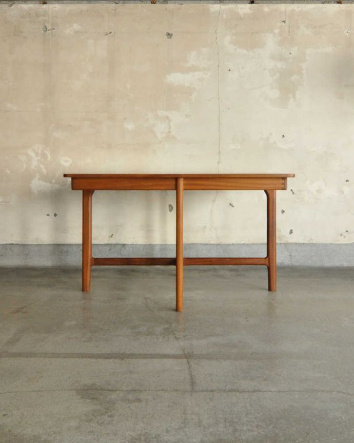 アンティークのテーブル　アンティーク家具　マッキントッシュ社のヴィンテージ家具、イギリス輸入のダイニングテーブル。横から見た姿は…シンプルなデザインなので、どんなお部屋にも似合っちゃうんです。(x-1076-f)
