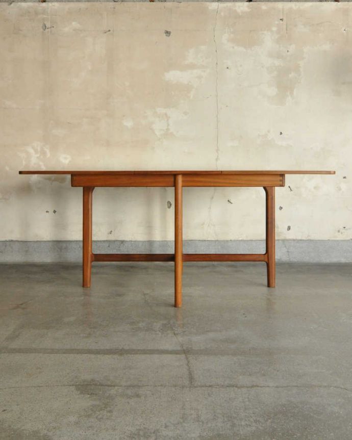 アンティークのテーブル　アンティーク家具　マッキントッシュ社のヴィンテージ家具、イギリス輸入のダイニングテーブル。天板を広げると･･･もちろん広げたままの状態でもお使い頂けます。(x-1076-f)