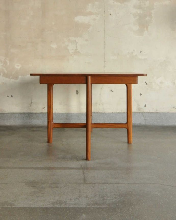 アンティークのテーブル　アンティーク家具　マッキントッシュ社のヴィンテージ家具、イギリス輸入のダイニングテーブル。こちら側も、もちろんキレイです。(x-1076-f)