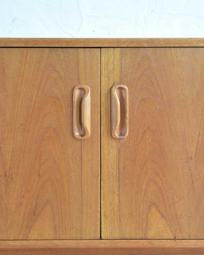 G-PLAN(Gプラン)　アンティーク家具　Gプランのフレスコシリーズのサイドボード、2枚扉のヴィンテージ家具。デザインの一部になっている取っ手取っ手のデザインもシンプルかつ機能的に。(x-1078-f)