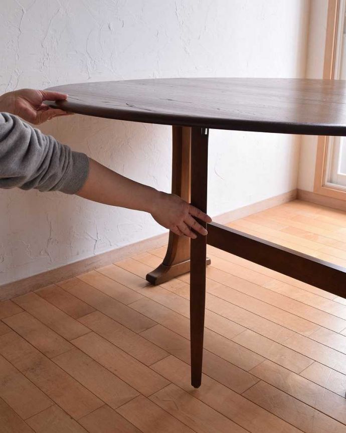 アーコールの家具　アンティーク家具　老舗家具メーカーアーコール社のゲートレッグテーブル（伸張式）。脚を引き出すだけであっという間ゲートのような形をした脚のテーブル。(x-1083-f)