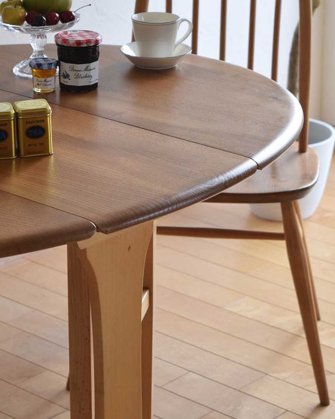アーコールの家具　アンティーク家具　北欧スタイルのオシャレなダイニングテーブル、アーコール社のゲートレッグテーブル。3WAYで使えちゃう便利さが自慢バタフライテーブルは、3通りの大きさで使える便利なテーブル。(x-1087-f)