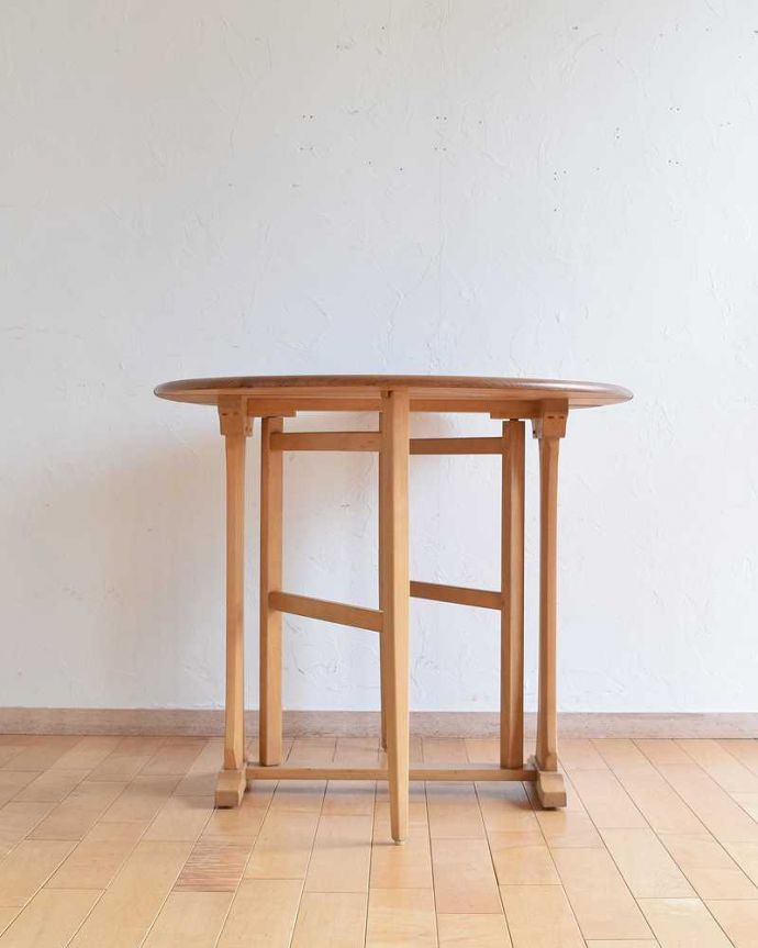 アーコールの家具　アンティーク家具　北欧スタイルのオシャレなダイニングテーブル、アーコール社のゲートレッグテーブル。クルッと回転。(x-1087-f)
