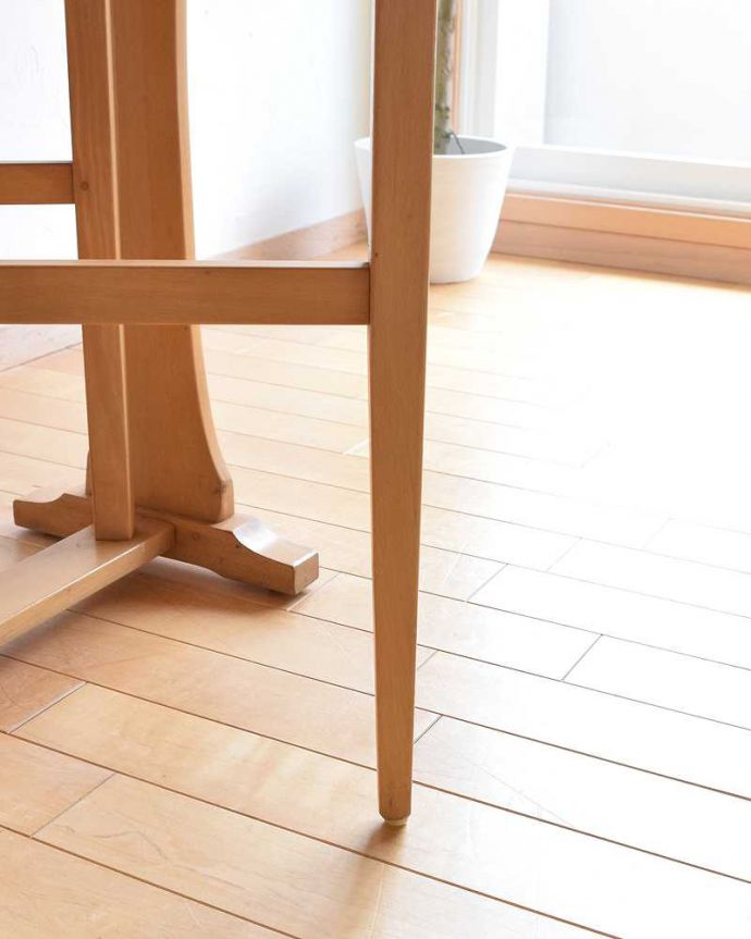 アーコールの家具　アンティーク家具　北欧スタイルのオシャレなダイニングテーブル、アーコール社のゲートレッグテーブル。持ち上げなくても移動できます！Handleのアンティークは、脚の裏にフェルトキーパーをお付けしていますので、持ち上げなくても床を滑らせて移動させることが出来ます。(x-1087-f)