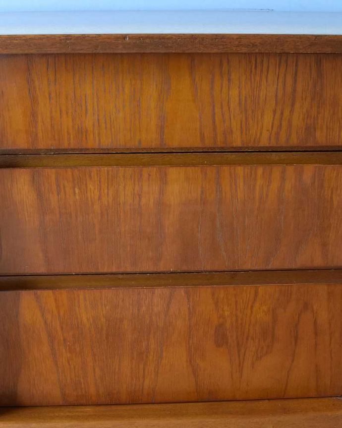 サイドボード　アンティーク家具　北欧スタイルのオシャレなヴィンテージ家具、使いやすいサイズのサイドボード。扉の木目があたたかさを演出クールなデザインなのに、なんだかほっとするあたたかさ。(x-1091-f)