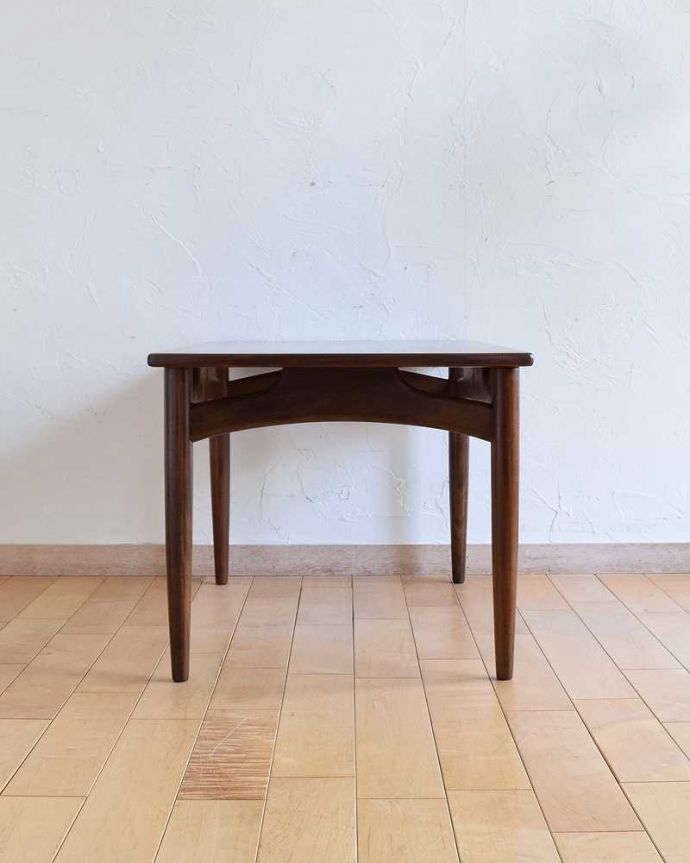 G-PLAN(Gプラン)　アンティーク家具　カッコイイG-PLAN、リビングがお洒落になる北欧スタイルのセンターテーブル。横から見てみてもカッコいい！北欧スタイルのテーブルは、横から見てもやっぱりスマートでカッコいいんです。(x-1092-f)
