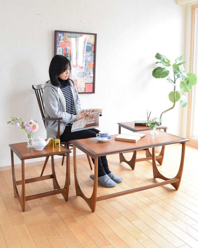 G-PLAN(Gプラン)　アンティーク家具　デンマークデザイナーのヴィンテージ家具、３台セットでお届けするG-PLANのネストテーブル。カッコよく3つが揃ったネストテーブルネストとは巣のこと。(x-1093-f)