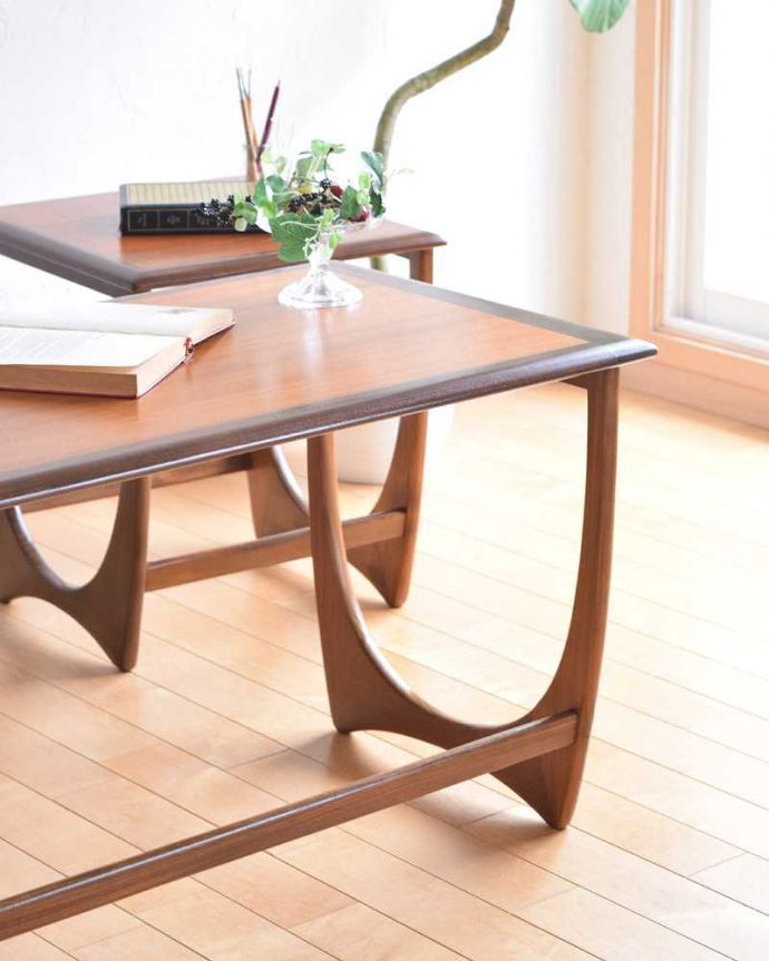 G-PLAN(Gプラン)　アンティーク家具　デンマークデザイナーのヴィンテージ家具、３台セットでお届けするG-PLANのネストテーブル。クールに決まるスッキリデザイン。(x-1093-f)