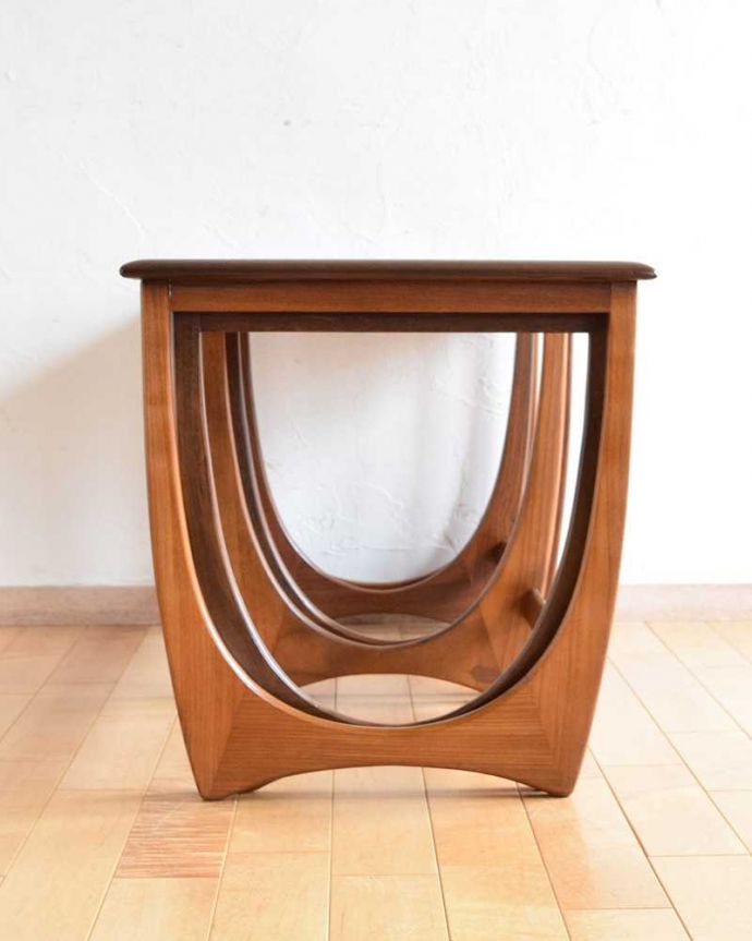 G-PLAN(Gプラン)　アンティーク家具　デンマークデザイナーのヴィンテージ家具、３台セットでお届けするG-PLANのネストテーブル。見る角度によって見え方が違います。(x-1093-f)