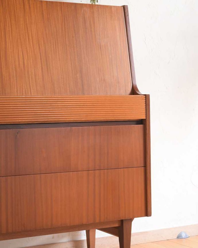 ビューロー　アンティーク家具　北欧スタイルのインテリア、ヴィンテージビューローデスク（机）。扉の木目から伝わるあたたかさヴィンテージ家具らしいクールなデザイン。(x-1101-f)