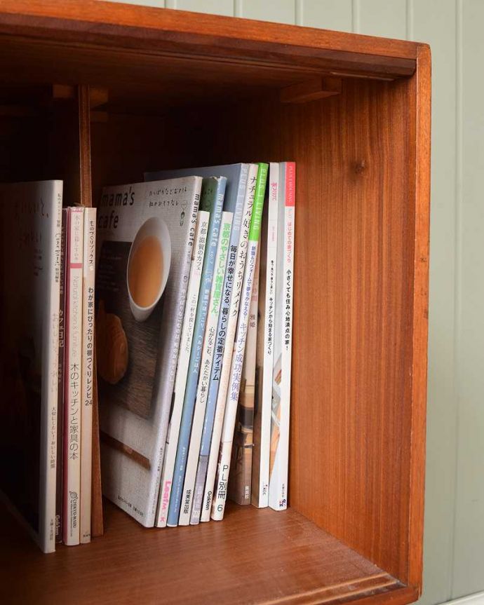 アンティークのキャビネット　アンティーク家具　お洒落なヴィンテージの北欧系家具、イギリスで見つけた引き戸タイプのレコードキャビネット。A4サイズの雑誌も収納！扉の中はA4サイズの雑誌も収納できるタップリ収納。(x-1109-f)