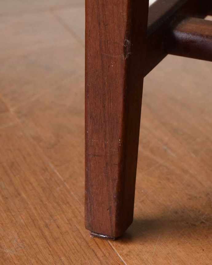 アンティークのキャビネット　アンティーク家具　お洒落なヴィンテージの北欧系家具、イギリスで見つけた引き戸タイプのレコードキャビネット。女性1人でラクラク運べちゃう仕掛けHandleのアンティークの脚の裏にはフェルトキーパーが付いているんです。(x-1109-f)