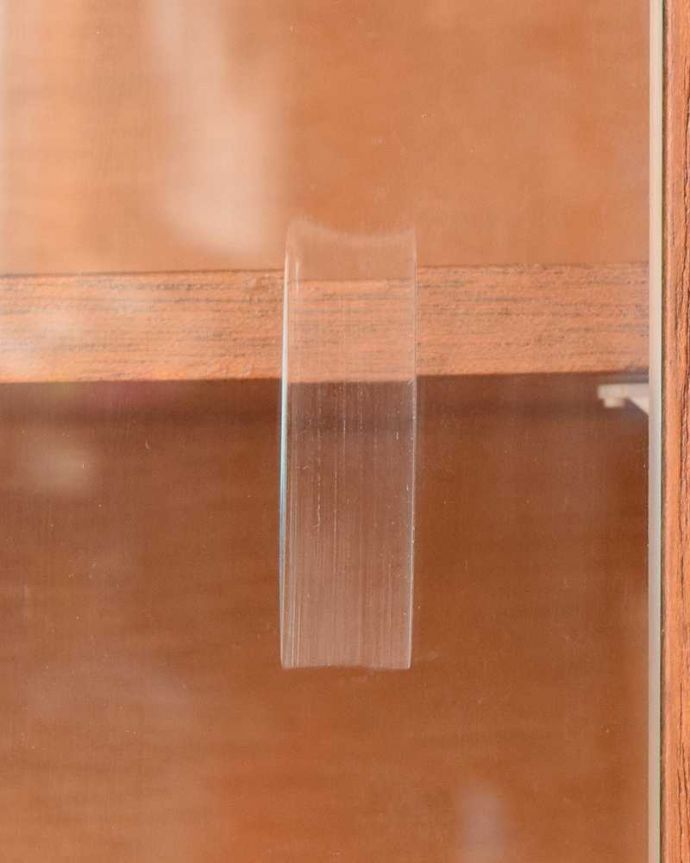 アンティークのキャビネット　アンティーク家具　引き戸のヴィンテージガラスキャビネット、見せる収納と隠す収納ができるショーケース。こんな所もスタイリッシュ家具に似合うシンプルな取っ手。(x-1113-f)