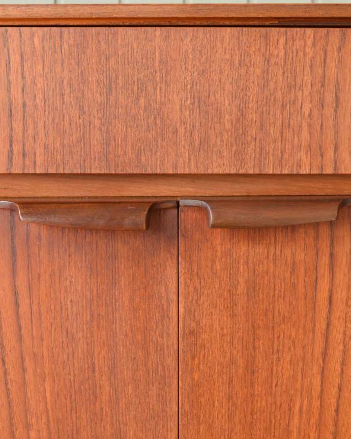 サイドボード　アンティーク家具　イギリスのマッキントッシュ社、収納力がたっぷりあるヴィンテージサイドボード。扉の木目があたたかさを演出クールなデザインなのに、なんだかほっとするあたたかさ。(x-1117-f)