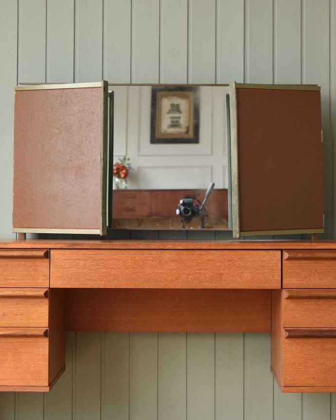 アンティークのドレッサー　アンティーク家具　北欧スタイルのヴィンテージ家具、三面鏡付きのドレッシングチェスト（ドレッサー）。女子が喜ぶ三面鏡！大きく、美しいカッティングのミラーです。(x-1118-f)