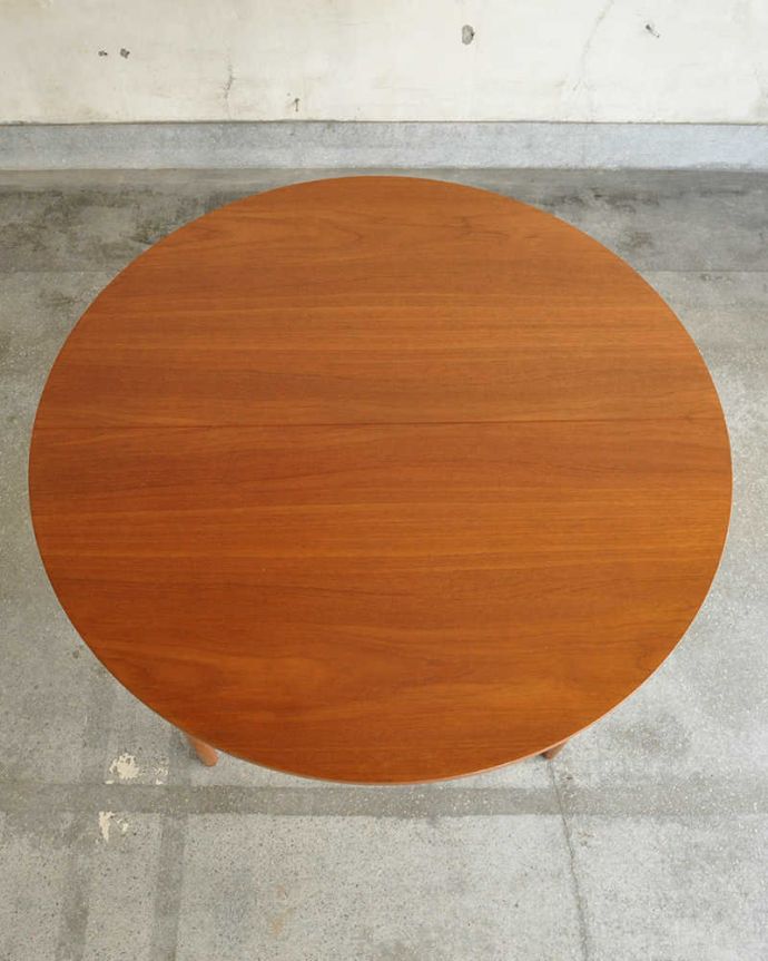 G-PLAN(Gプラン)　アンティーク家具　G-PLANデザインのダイニングテーブル、伸張できるヴィンテージ家具。上から見るとこんな形天板を足す前はこんな形です。(x-1120-f)