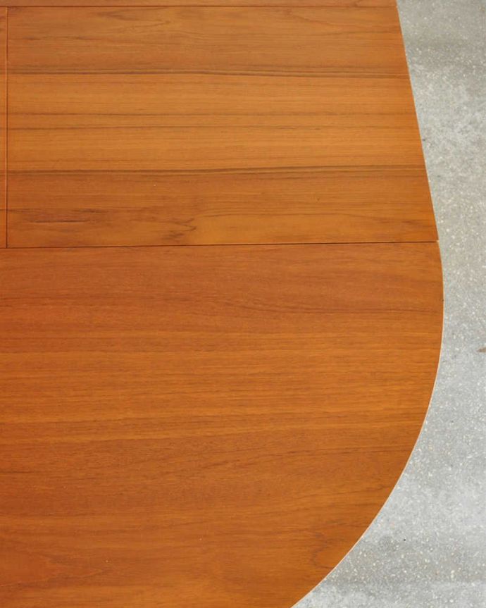 G-PLAN(Gプラン)　アンティーク家具　G-PLANデザインのダイニングテーブル、伸張できるヴィンテージ家具。シンプルな木目がカッコイイ天板を近くで見てみるとこんな感じです。(x-1120-f)