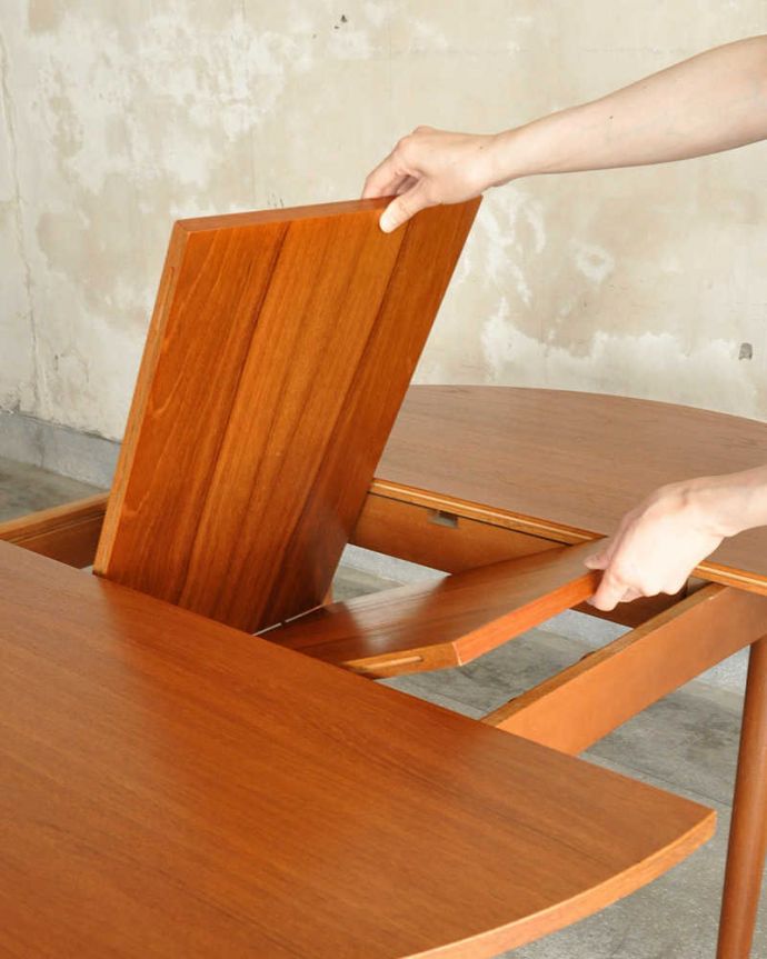 G-PLAN(Gプラン)　アンティーク家具　G-PLANデザインのダイニングテーブル、伸張できるヴィンテージ家具。あっという間にサイズ変更OK！天板の真ん中から新しい天板が出てきます。(x-1120-f)