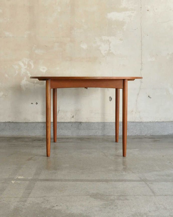 G-PLAN(Gプラン)　アンティーク家具　G-PLANデザインのダイニングテーブル、伸張できるヴィンテージ家具。横から見た姿は…シンプルなデザインなので、どんなお部屋にも似合っちゃうんです。(x-1120-f)