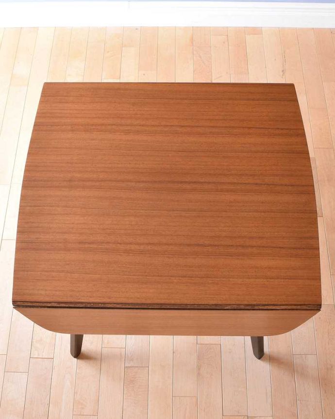 アンティークのテーブル　アンティーク家具　G-planのバタフライテーブル、北欧ヴィンテージ家具（伸張式ダイニングテーブル）。畳むとこんなにスリムなサイズリーフを閉じた状態のテーブルを上から見るとこんな感じ。(x-1131-f)