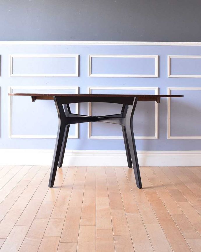アンティークのテーブル　アンティーク家具　G-planのバタフライテーブル、北欧ヴィンテージ家具（伸張式ダイニングテーブル）。両方開いたらこんな感じ開いても閉じても、自由に使える便利さが魅力です。(x-1131-f)