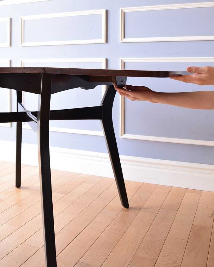 アンティークのテーブル　アンティーク家具　G-planのバタフライテーブル、北欧ヴィンテージ家具（伸張式ダイニングテーブル）。あっという間にサイズが変わる！天板を上に持ち上げて脚を動かすだけで、あっという間にサイズが大きく変わります。(x-1131-f)