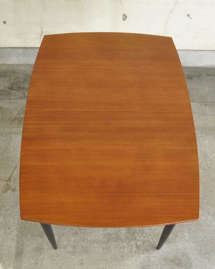 G-PLAN(Gプラン)　アンティーク家具　G-planトラー＆ブラック（Tola＆Black）のヴィンテージ家具、チーク材の伸張式のダイニングテーブル。上から見るとこんな形天板を足す前はこんな形です。(x-1132-f)