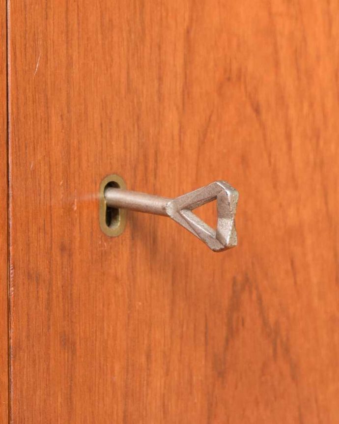 アンティークのキャビネット　アンティーク家具　ディバイダーとしても使える扉付きのオープンシェルフ（ヴィンテージキャビネット）。大切なものも安心ですカギが付いているので、大切なものも収納することが出来ます。(x-1137-f)