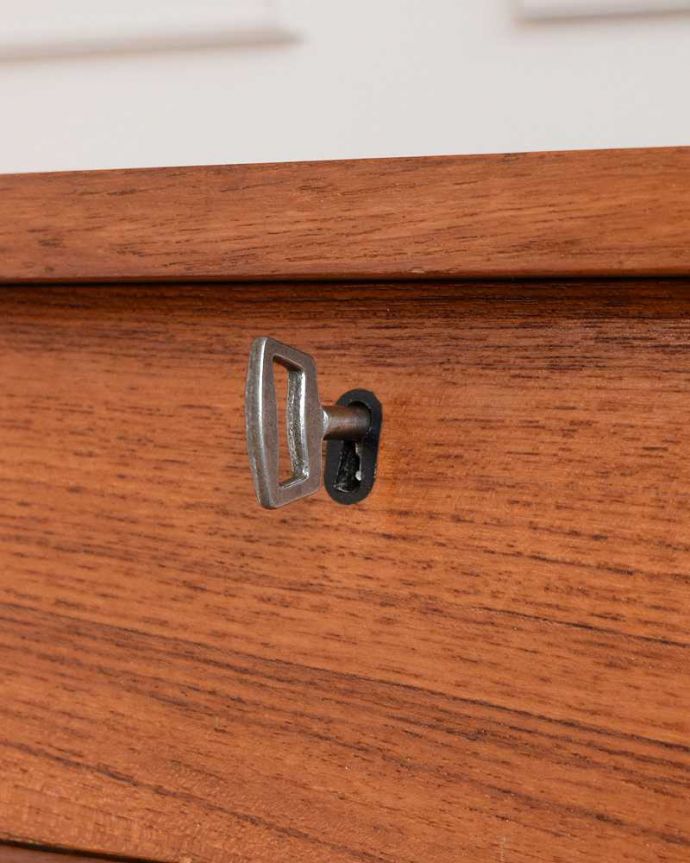 アンティークのドレッサー　アンティーク家具　北欧風のインテリア、ヴィンテージ家具のコンパクトなドレッシングチェスト（ライティングドレッサー）。小さなパーツにもこだわりが鍵は付いていますが施錠は出来ません。(x-1138-f)
