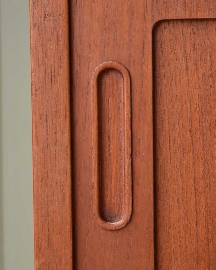 サイドボード　アンティーク家具　北欧スタイルのスッキリとした引き戸タイプのヴィンテージサイドボード。扉の木目があたたかさを演出クールなデザインなのに、なんだかほっとするあたたかさ。(x-1141-f)