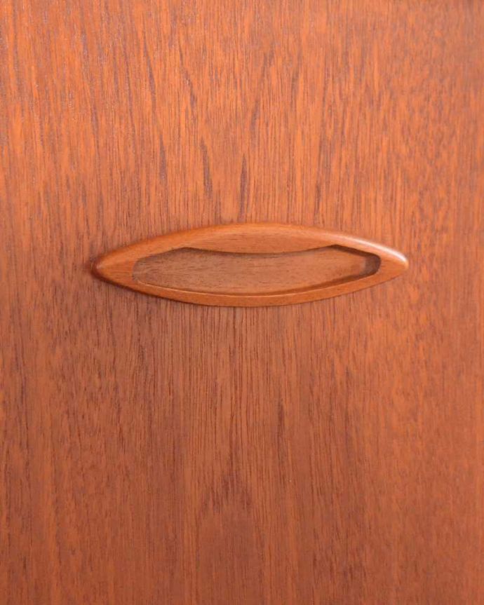 アンティークのキャビネット　アンティーク家具　北欧スタイルの暮らしを彩るインテリア、使いやすいサイズのヴィンテージのサイドボード 。扉の木目があたたかさを演出クールなデザインなのに、なんだかほっとするあたたかさ。(x-1151-f)