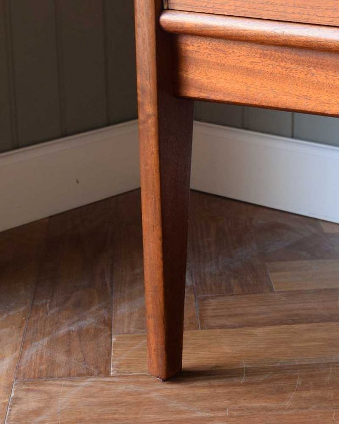 アンティークのキャビネット　アンティーク家具　北欧スタイルに似合うイギリスのアンティーク家具、ヴィンテージサイドボード。スッキリとした脚の裏には…Handleの家具の脚裏にはフェルトキーパーをお付けしています。(x-1158-f)