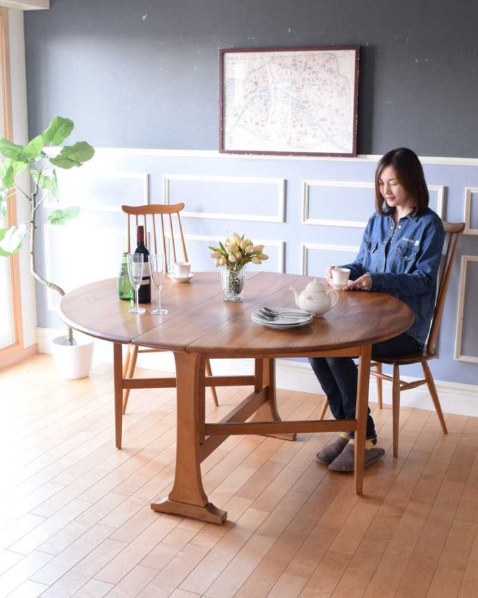 アーコールの家具　アンティーク家具　アーコール社(ERCOL)のヴィンテージ家具、スッキリとしたデザインのドロップリーフテーブル 。使い方に合わせて3通りで使えるアンティークの定番アンティーク家具の定番テーブルと言えばゲートレッグテーブル。(x-1159-f)