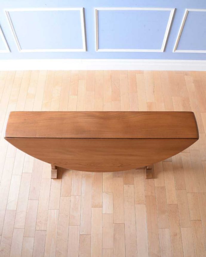 アーコールの家具　アンティーク家具　アーコール社(ERCOL)のヴィンテージ家具、スッキリとしたデザインのドロップリーフテーブル 。畳むとこんなにスリムなサイズリーフを閉じた状態のテーブルを上から見るとこんな感じ。(x-1159-f)