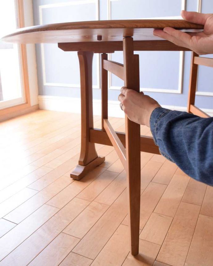 アーコールの家具　アンティーク家具　アーコール社(ERCOL)のヴィンテージ家具、スッキリとしたデザインのドロップリーフテーブル 。脚を引き出すだけであっという間ゲートのような形をした脚のテーブル。(x-1159-f)