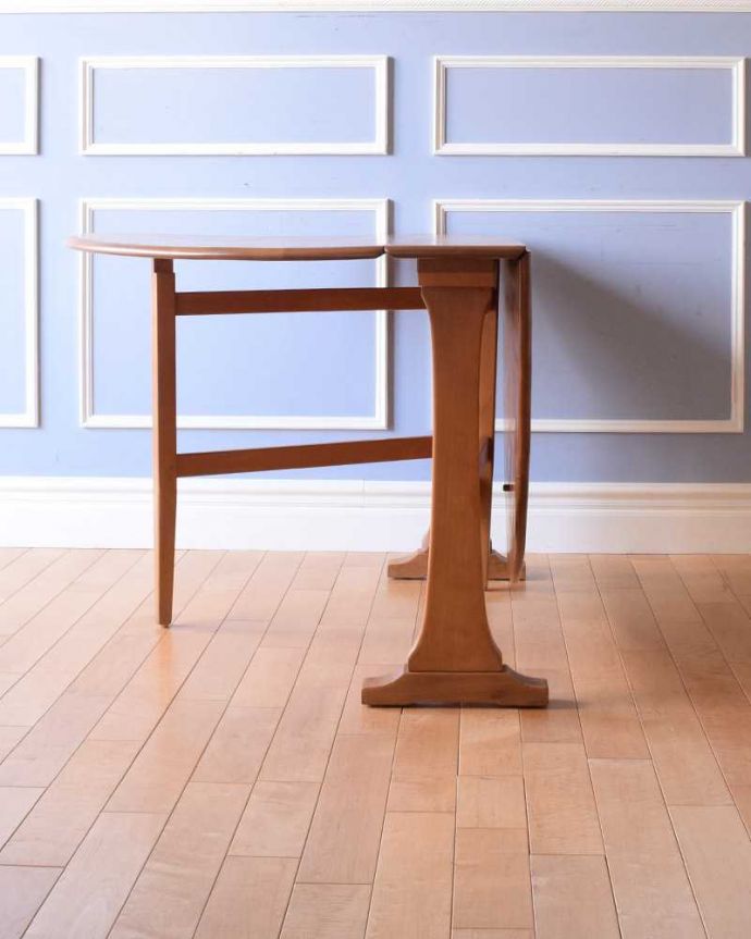 アーコールの家具　アンティーク家具　アーコール社(ERCOL)のヴィンテージ家具、スッキリとしたデザインのドロップリーフテーブル 。片方開くと････片方のリーフを開くとこんな感じ。(x-1159-f)