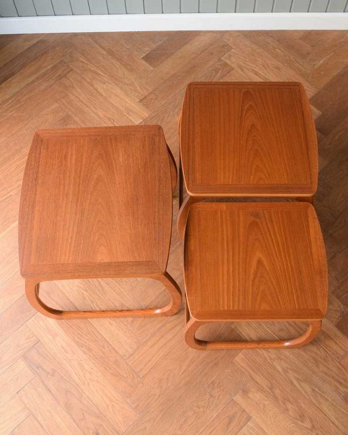 アンティークのテーブル　アンティーク家具　北欧系インテリアにピッタリなネイサンのヴィンテージネストテーブル。3つを並べて上から見てみましょうHandleではアンティーク家具専門の職人が見えない場所にもこだわっています。(x-1161-f)