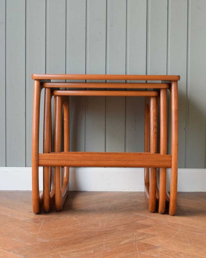 アンティークのテーブル　アンティーク家具　北欧系インテリアにピッタリなネイサンのヴィンテージネストテーブル。見る角度によって見え方が違います。(x-1161-f)
