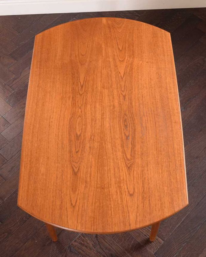 アンティークのテーブル　アンティーク家具　機能的なアンティーク家具、棚が付いた便利なセンターテーブル。上から見るとこんな形リーフを開く前はこんな形です。(x-1163-f)