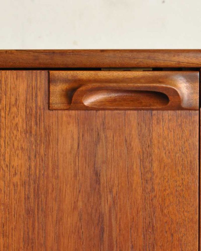 サイドボード　アンティーク家具　イギリスのマッキントッシュ社、収納力がたっぷりあるヴィンテージサイドボード。扉の木目があたたかさを演出クールなデザインなのに、なんだかほっとするあたたかさ。(x-1164-f)