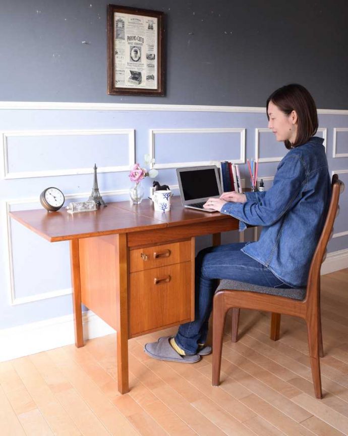 アンティークのデスク・書斎机　アンティーク家具　北欧デザインの珍しい家具、伸張式タイプの機能的なヴィンテージデスク。仕事の時間も、自分だけの時間も･･･ここに座るだけで、なんだか仕事が出来る自分になった気分。(x-1166-f)