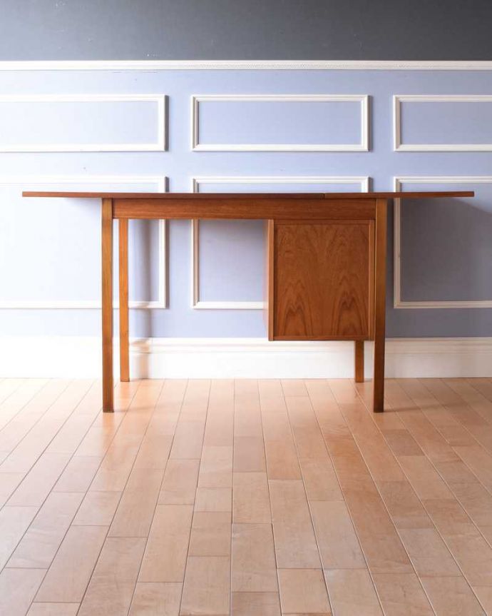 アンティークのデスク・書斎机　アンティーク家具　北欧デザインの珍しい家具、伸張式タイプの機能的なヴィンテージデスク。後ろ姿もキレイなんです。(x-1166-f)