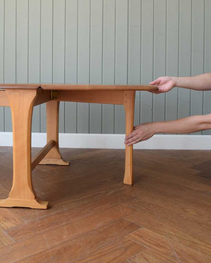 アーコールの家具　アンティーク家具　アーコール社のアンティーク家具、伸張式のコーヒーテーブル。脚を引き出すだけであっという間ゲートのような形をした脚のテーブル。(x-1174-f)