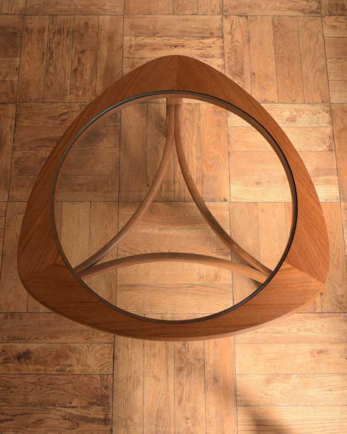 アンティークのテーブル　アンティーク家具　ネイサン社の北欧インテリア、ガラス天板のヴィンテージコーヒーテーブル。上から見るとこんな感じ。(x-1175-f)