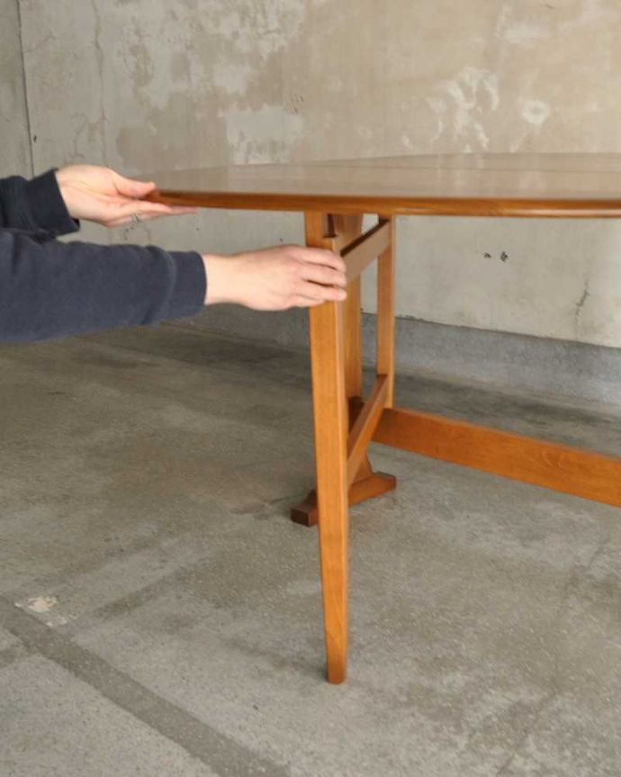 アーコールの家具　アンティーク家具　アーコール社(ERCOL)のヴィンテージ家具、ドロップリーフテーブル (伸張式)。脚を引き出すだけであっという間ゲートのような形をした脚のテーブル。(x-1176-f)