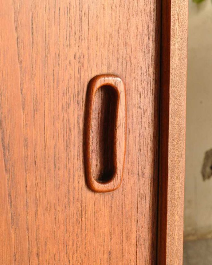 アンティークのキャビネット　アンティーク家具　本棚や飾り棚に使えるヴィンテージ家具、イギリスで見つけたディバイダー。こんな所もスタイリッシュ家具に似合うシンプルな取っ手。(x-1178-f)