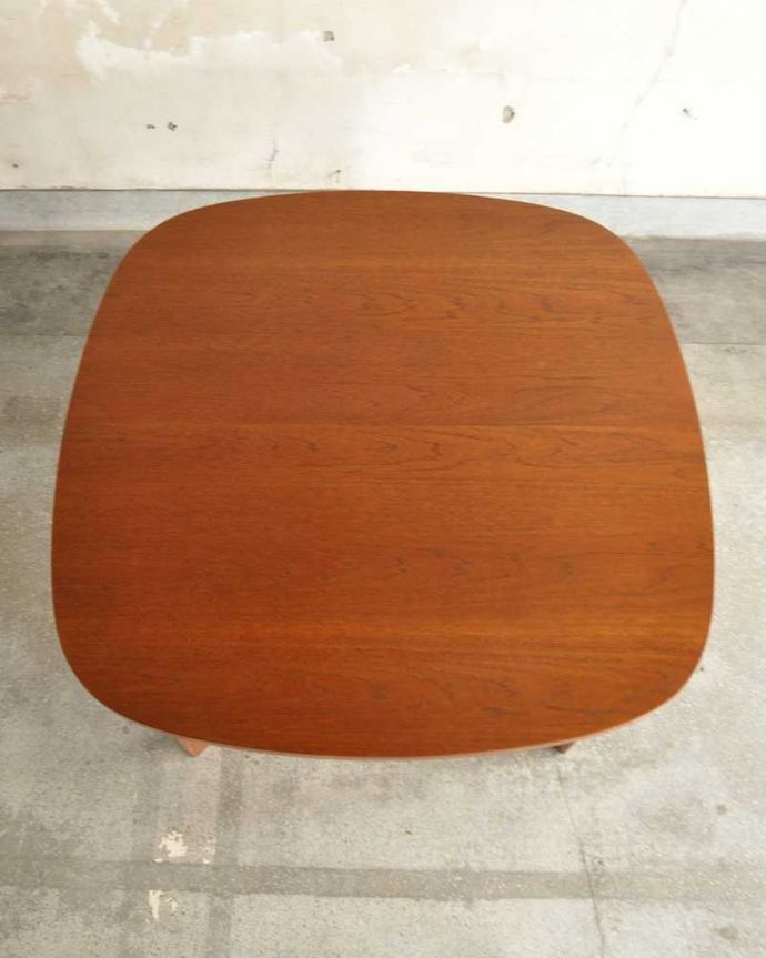 G-PLAN(Gプラン)　アンティーク家具　北欧デザインのダイニングテーブル、伸張できるヴィンテージ家具。上から見るとこんな形天板を足す前はこんな形です。(x-1179-f)