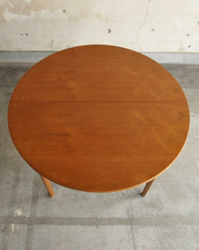 アンティークのテーブル　アンティーク家具　Nathan（ネイサン）社の伸張式のヴィンテージダイニングテーブル。上から見るとこんな形天板を足す前はこんな形です。(x-1180-f)