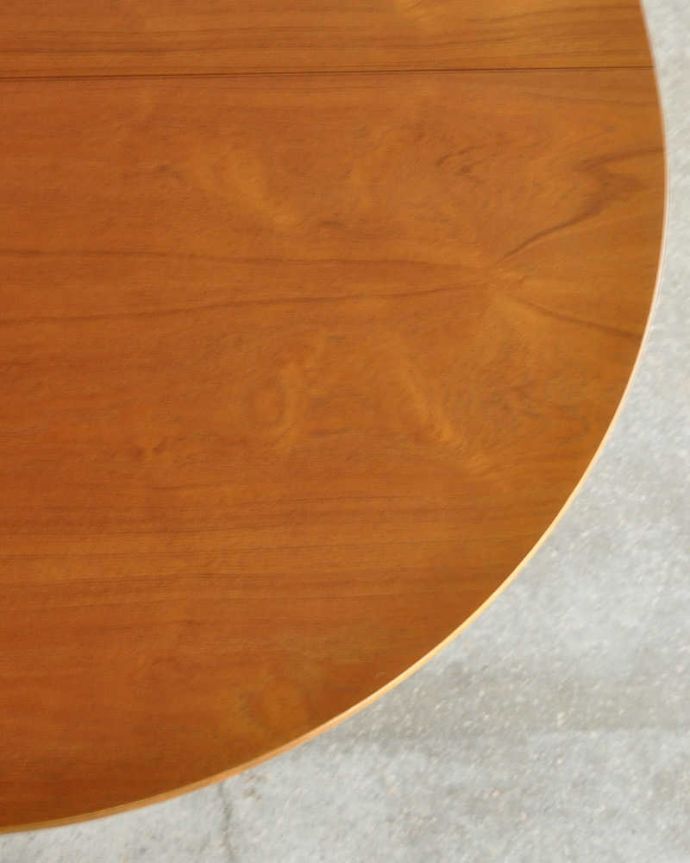 アンティークのテーブル　アンティーク家具　Nathan（ネイサン）社の伸張式のヴィンテージダイニングテーブル。シンプルな木目がカッコイイ天板を近くで見てみるとこんな感じ。(x-1180-f)