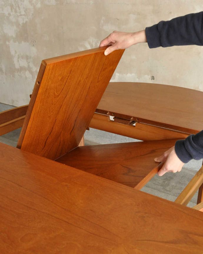 アンティークのテーブル　アンティーク家具　Nathan（ネイサン）社の伸張式のヴィンテージダイニングテーブル。あっという間にサイズ変更OK！天板の真ん中から新しい天板が出てきます。(x-1180-f)